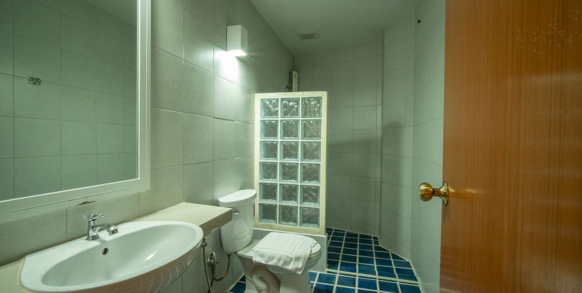 Superior Twin B1 Bathroom1